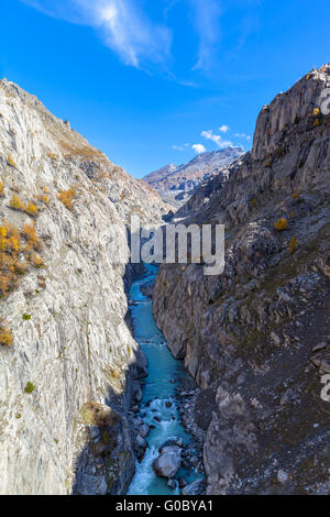 Vue imprenable sur le canyon profond au-dessous de l'Aletsch galcier au pont suspendu, région de Jungfrau, canton du Valais, Switze Banque D'Images