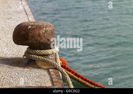 Rusty Bollard sur le dock Banque D'Images