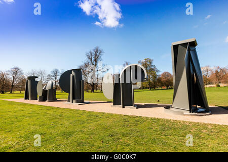 Promenade, la sculpture réalisée par Sir Anthony Caro en 1966 pour le Jardin des Tuileries à Paris et expose à la psy. Banque D'Images