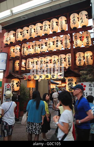 Lanternes de papier japonais au marché Nishiki culte à Kyoto, au Japon. De nombreux visiteurs et touristes chinois sont les visites au cours de la soirée. Banque D'Images