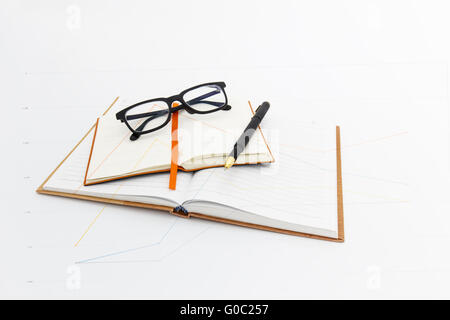 Stylo plume et les verres d'oeil sur les ordinateurs portables. Banque D'Images