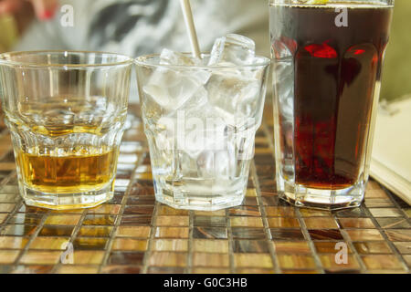 Lunettes avec un verre sur la table dans le café Banque D'Images