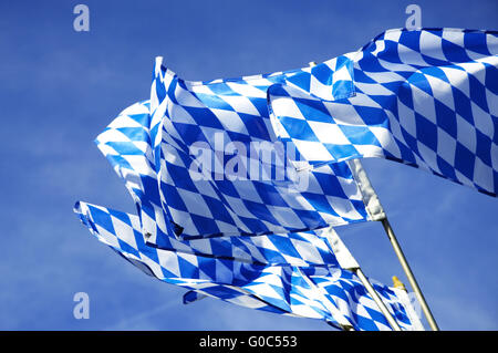 Drapeaux flottant au-dessus de la bière bavaroise Banque D'Images