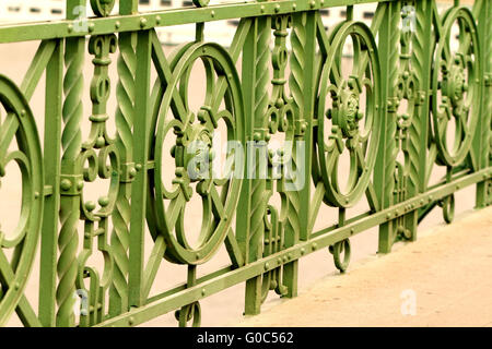 Vieux pont soudé avec de couleur vert - pont Szechenyi Banque D'Images