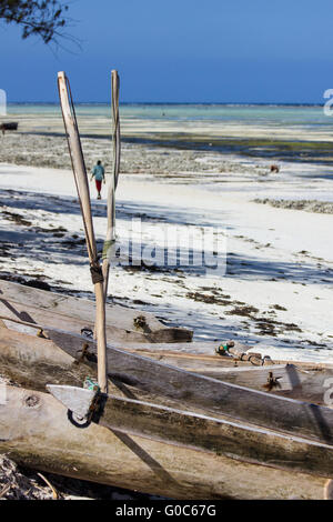 Les boutres traditionnels sur la plage à makunduchi, Zanzibar avec un chiffre dans la distance de marche Banque D'Images