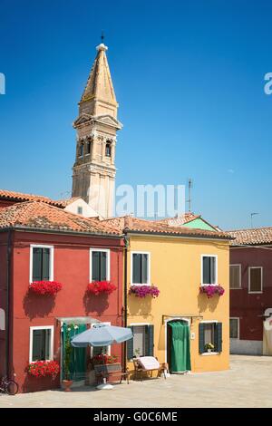 Les maisons colorées près de l'ancien clocher de l'Église oblique - Burano Banque D'Images