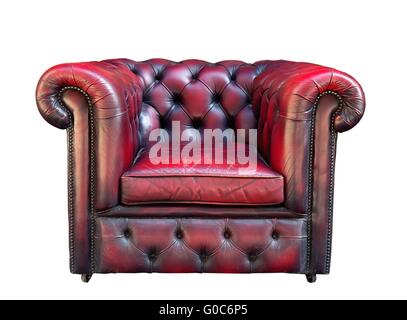 Vieux partiellement endommagé fauteuil en cuir rouge sur fond blanc Banque D'Images