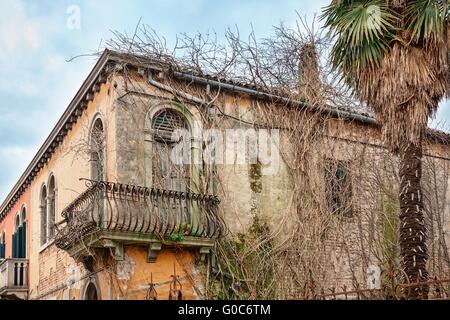 Vieille maison abandonnée sur l'île de Murano à Venise Banque D'Images