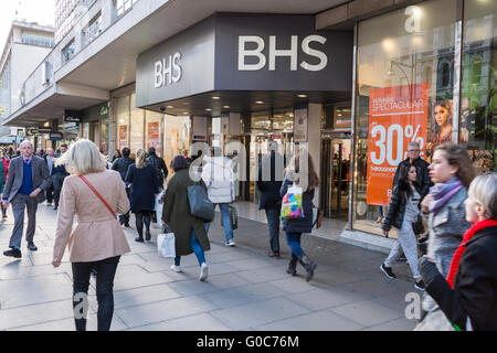 Les acheteurs passent devant l'ancien magasin phare de BHS sur Oxford Street de Londres. Banque D'Images