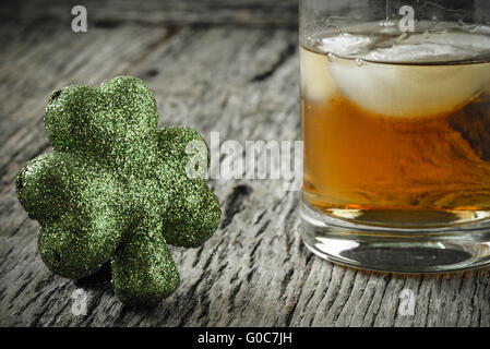 Verre de whisky et les trèfles pour célébrer la St Patrick's Day Banque D'Images