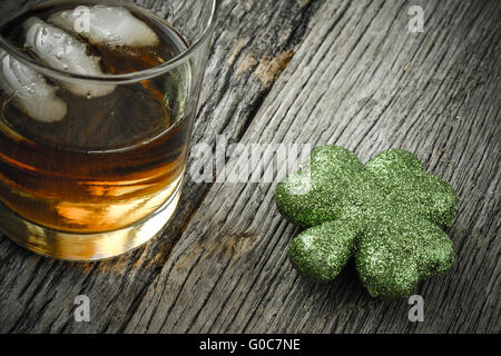 Verre de whisky et les trèfles pour célébrer la St Patrick's Day Banque D'Images