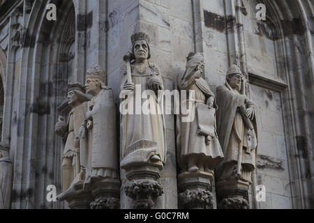 Statues des saints et des rois sur la cathédrale de Cologne Banque D'Images