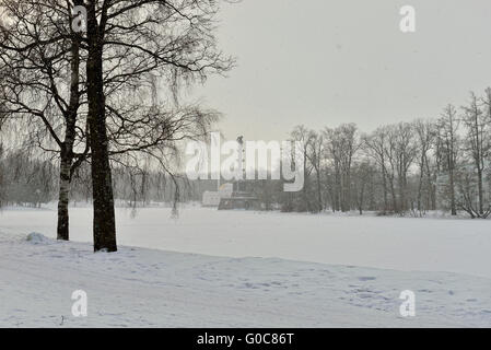 Paysage d'hiver avec bain turc et le lac Pavilion et colonne Chesme Banque D'Images