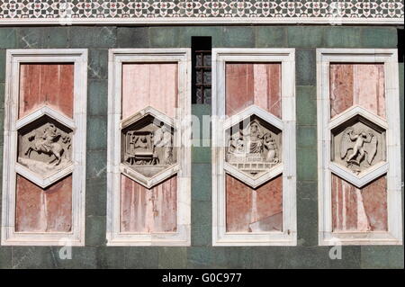 Sur les reliefs hexagonaux Giotto Campanile de Florence Banque D'Images