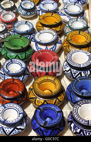 Cendriers colorés traditionnels à Marrakech Banque D'Images