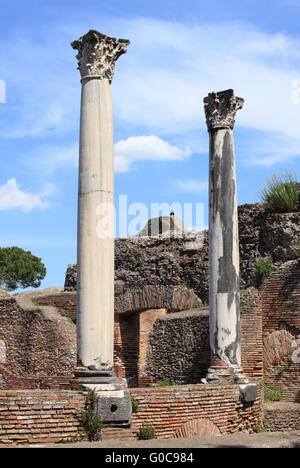 Les colonnes d'un ancien temple romain, à Ostia Antica Banque D'Images