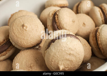 Macarons faits maison française libre pile dans la porcelaine Banque D'Images