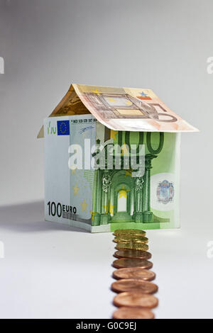 Maison faite de billets en euros, image symbolique Banque D'Images