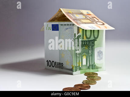 Maison faite de billets en euros, image symbolique Banque D'Images