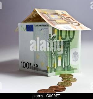 Maison faite de billets en euros, image symbolique Banque D'Images