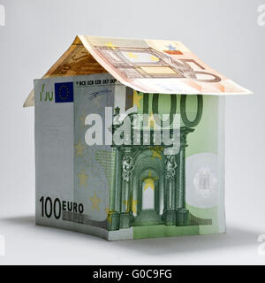 Maison faite de billets en euros, image symbolique Banque D'Images