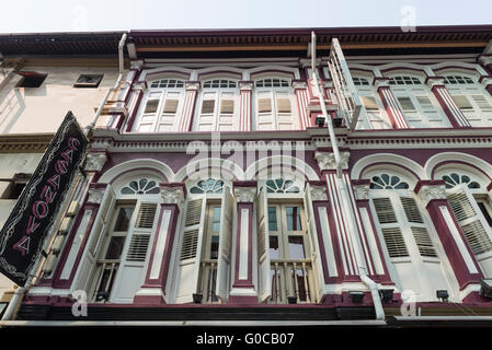 Maisons de style colonial aux couleurs vives et de volets aux fenêtres sur la rue de la pagode de Chinatown, Singapour Banque D'Images