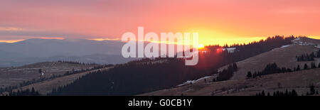 Image panoramique de soleil levant dans les montagnes des Carpates Banque D'Images