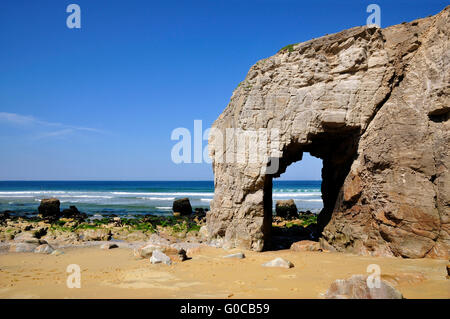 Arche dans la falaise à Quiberon en France Banque D'Images