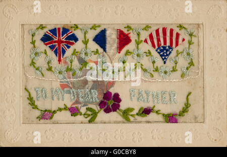 AJAXNETPHOTO. 1914-1918. WW1. - Une carte lettre brodée en soie représentant des emblèmes du drapeau des nations alliées, la Grande-Bretagne, LA FRANCE ET LES USA BORDÉ DANS UN ARRANGEMENT DE FLEURS ET AVEC LA MENTION 'à mon cher Père", AVEC UNE POCHE RÉVÉLANT UN GRAPHIQUE IMPRIMÉ IMPRIMÉ AVEC LES MOTS "SALUTATION DE FRANCE' figurant à l'INTÉRIEUR D'UNE FRONTIÈRE EN RELIEF DU TYPE ENVOYÉ PAR LES SOLDATS DÉPLOYÉS SUR LE FRONT DE L'OUEST À DES PARENTS AU Royaume-uni PHOTO:AJAX VINTAGE PHOTO LIBRARY REF:162704 2001 Banque D'Images