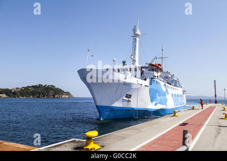 Moby Lines ferry au port de Cavo, Ile d'Elbe Banque D'Images