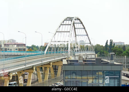 À quelques kilomètres de pont de la circulation des véhicules. Banque D'Images