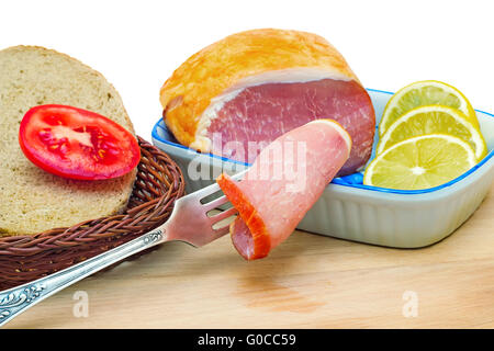 Jambon , du pain et des légumes sur un fond blanc. Banque D'Images