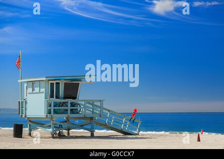 Lifeguard station avec drapeau américain sur Hermosa Beach Banque D'Images