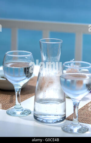 Carafe à eau et 2 verres avec de l'eau sur patio t Banque D'Images