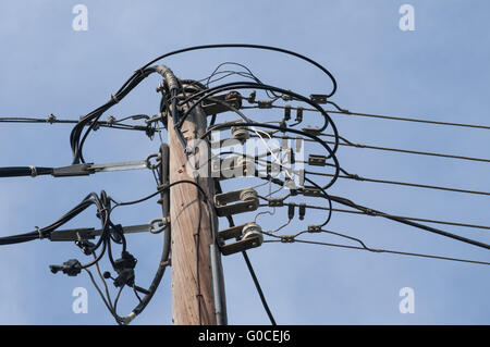 Pôle de l'énergie électrique en bois sur fond de ciel bleu Banque D'Images