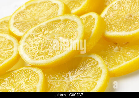 Tas de tranches de citron frais on white Banque D'Images