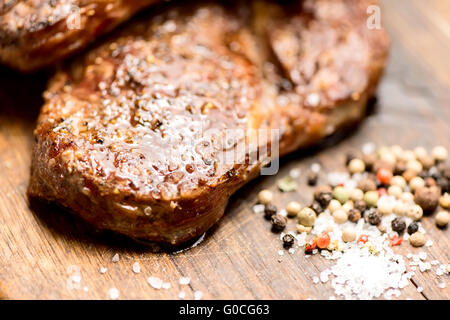 Les steaks grillés close up avec sel et poivre Banque D'Images