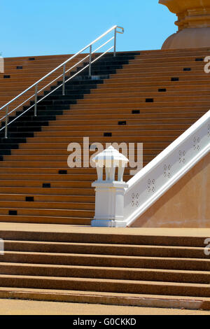 Ensemble d'étapes menant d'escalier d'un étage d'un bâtiment à l'autre, à l'extérieur de l'immeuble. Banque D'Images