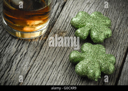 Verre de whisky et les trèfles pour célébrer la St Patrick's Day Banque D'Images