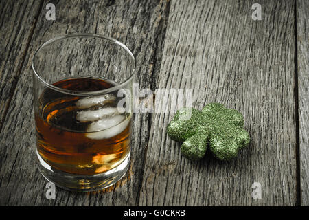 Verre de whisky et les trèfles pour célébrer la St Patrick's Day Banque D'Images