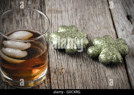 Verre de whisky et les trèfles pour célébrer la St Patrick's Day Banque D'Images