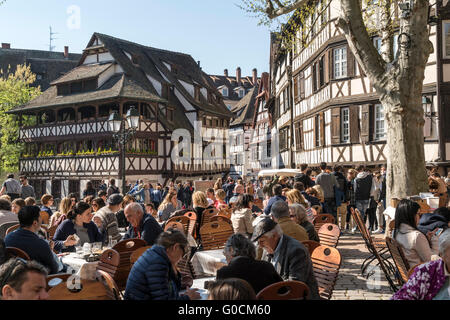 Café de la rue sur Place Benjamin Zix cadre en bois maison des Tanneurs, La Petite France, Strasbourg, Alsace, France Banque D'Images