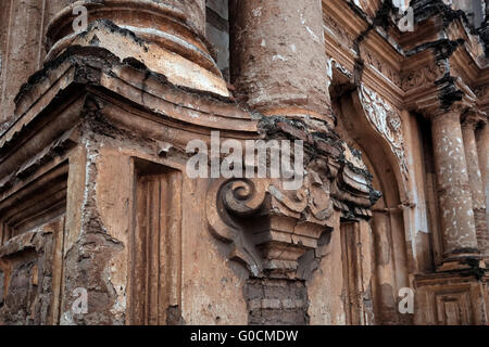 Ruines du couvent Nuestra Senora del Carmen en une ville dans les hauts plateaux du Guatemala, célèbre pour son bien-préservé baroque espagnol-a influencé l'architecture et au patrimoine mondial de l'UNESCO. Banque D'Images