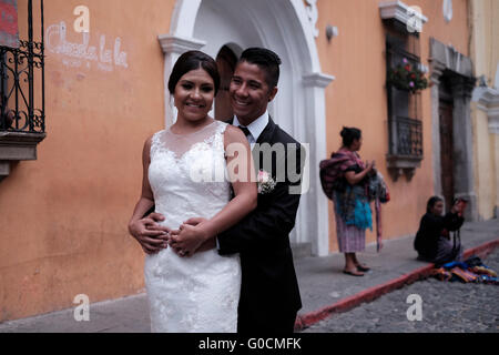 Une mariée et le marié pendant une session de photographie de mariage en une ville dans les hauts plateaux du Guatemala Banque D'Images