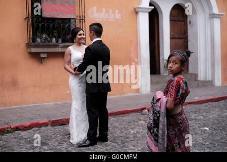 Une mariée et le marié pendant une session de photographie de mariage en une ville dans les hauts plateaux du Guatemala Banque D'Images