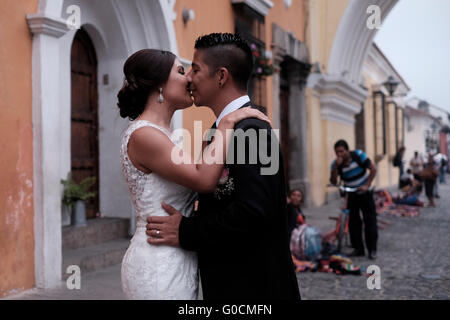 Une mariée et le marié pendant une session de photographie de mariage en une ville dans les hauts plateaux du Guatemala Banque D'Images