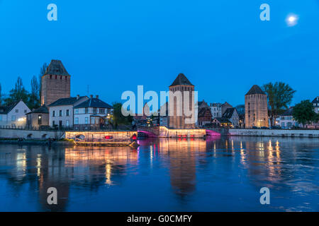 Tours du pont médiéval Ponts Couverts et de l'Ill à Strasbourg la nuit, Alsace, France Banque D'Images