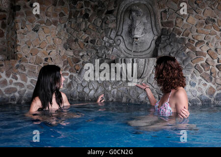 Les jeunes femmes guatémaltèques baignade dans les piscines thermales de Santa Teresita resort hotel dans la ville de Amatitlan, Guatemala Amérique Centrale Banque D'Images