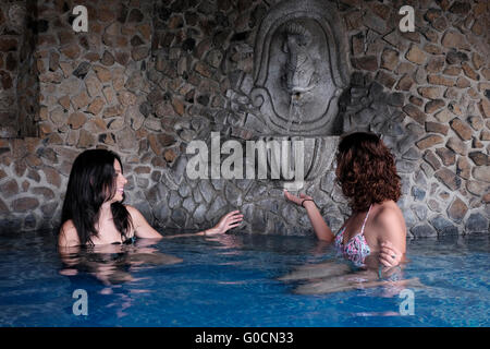 Les jeunes femmes guatémaltèques baignade dans les piscines thermales de Santa Teresita resort hotel dans la ville de Amatitlan, Guatemala Amérique Centrale Banque D'Images