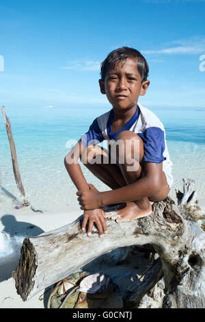 Les enfants de personnes seagypsy posent pour appareil photo en Gusungan Ile située à Semporna, Sabah, Malaisie. Banque D'Images